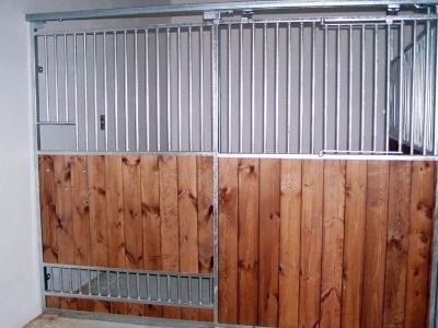 Fasada z rozuswanymi drzwiami FR 20 z kratką wentylacyjną i drzwiczkami